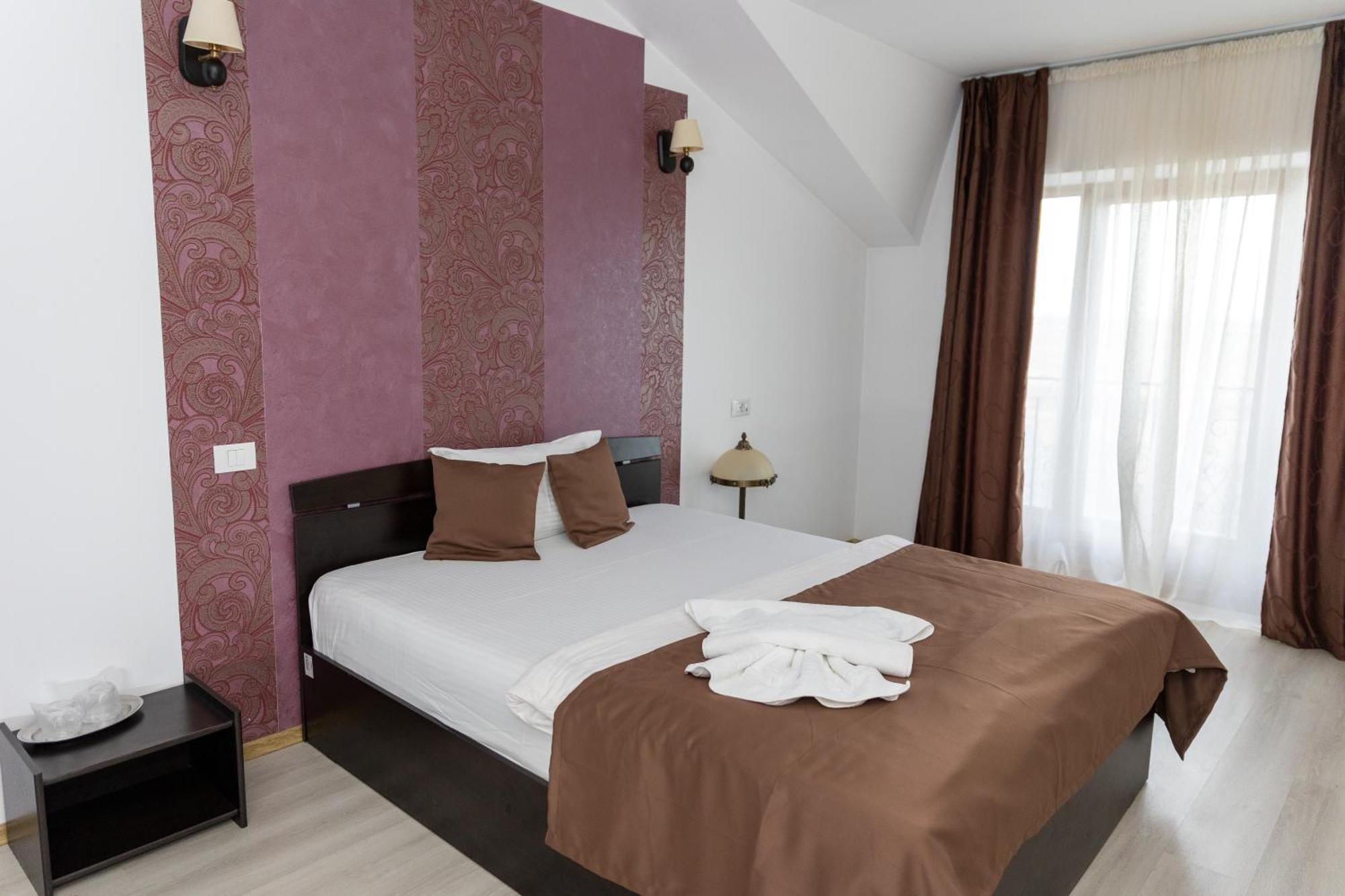 Hotel Rodiv Găeşti Esterno foto